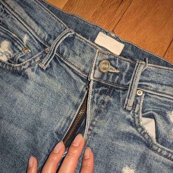 D1. MOTHER INSIDER CROP STEP FRAY JEANS IN HIJACKING THE RUNWAY - Picture 6 of 9